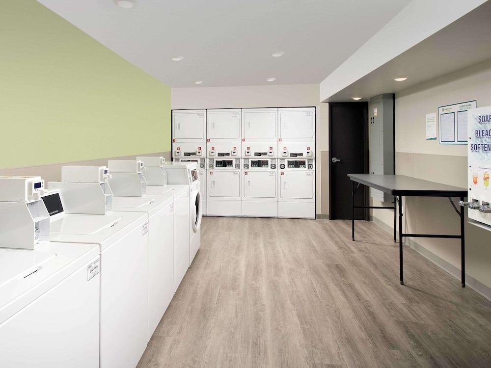 Suburban Studios Watford City 외부 사진