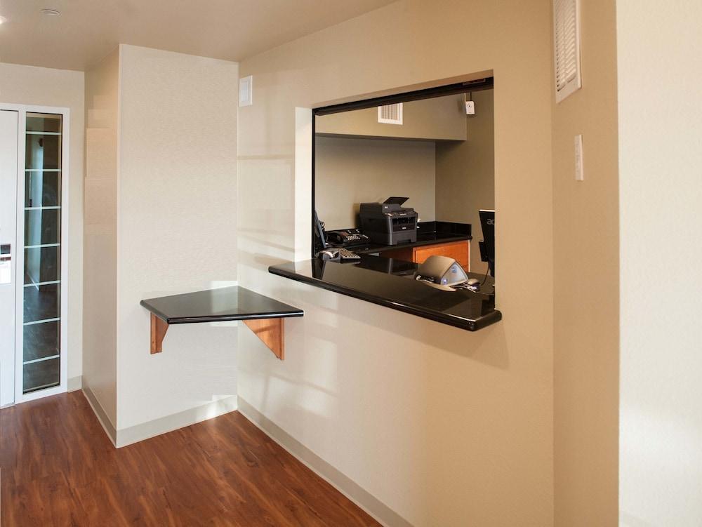 Suburban Studios Watford City 외부 사진