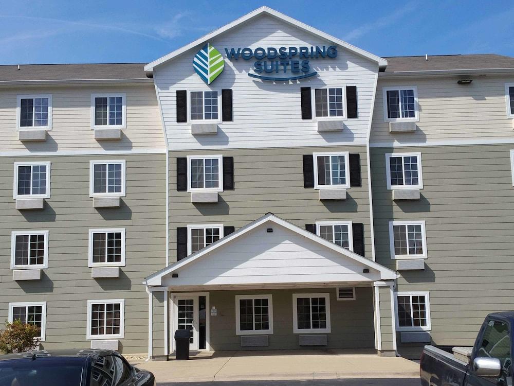 Suburban Studios Watford City 외부 사진
