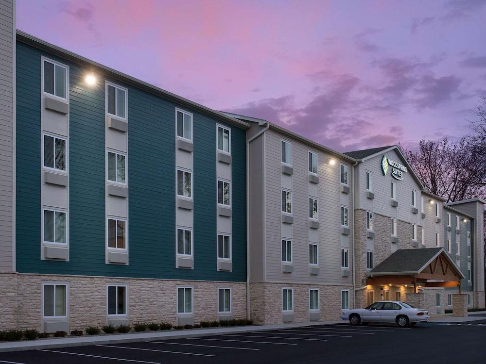 Suburban Studios Watford City 외부 사진