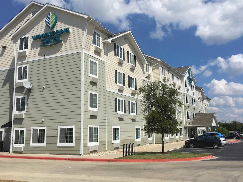 Suburban Studios Watford City 외부 사진
