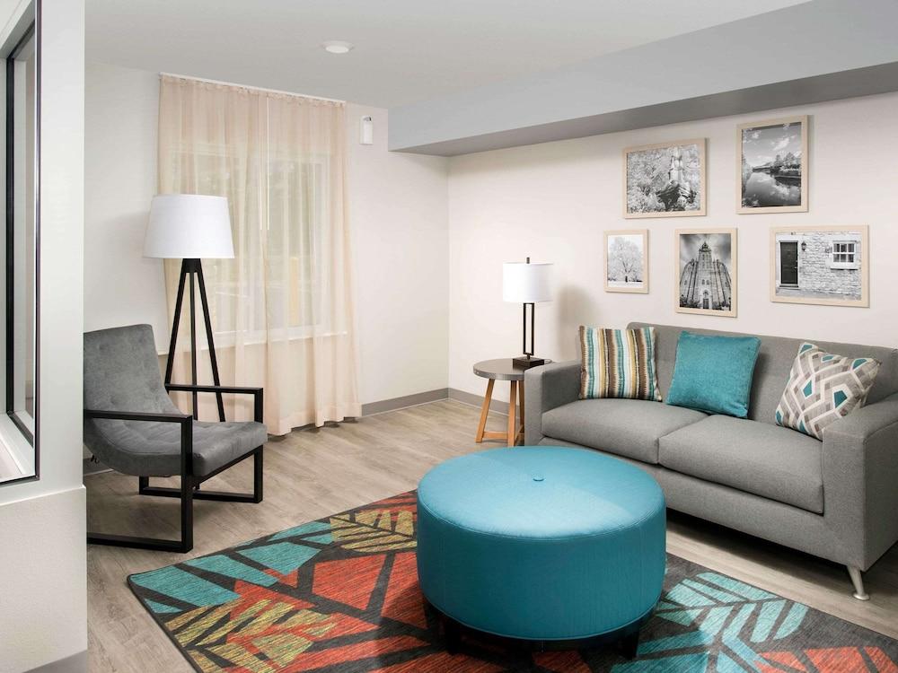 Suburban Studios Watford City 외부 사진
