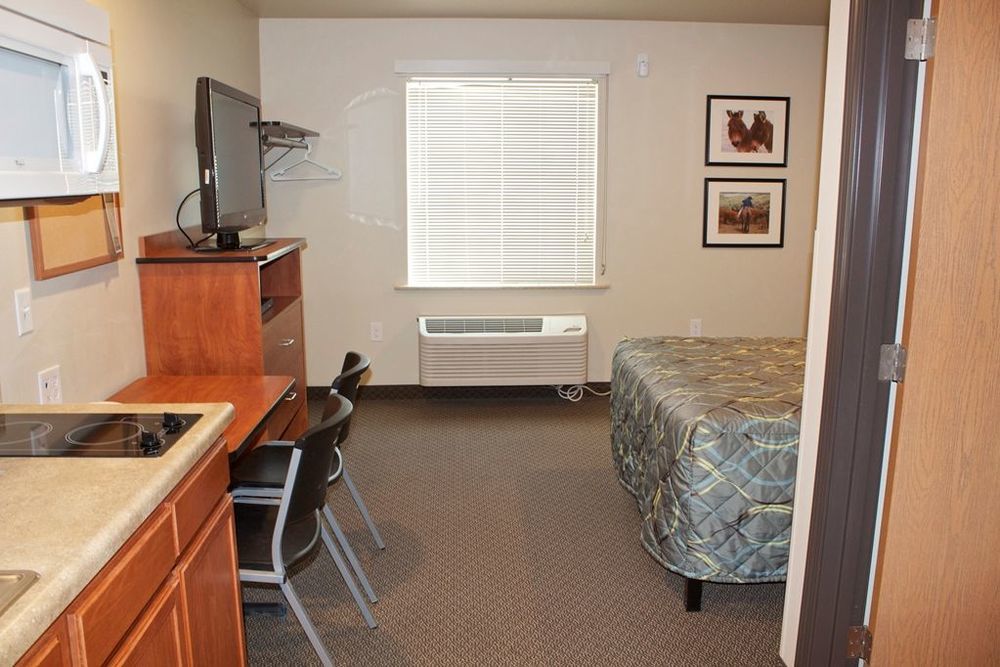 Suburban Studios Watford City 객실 사진