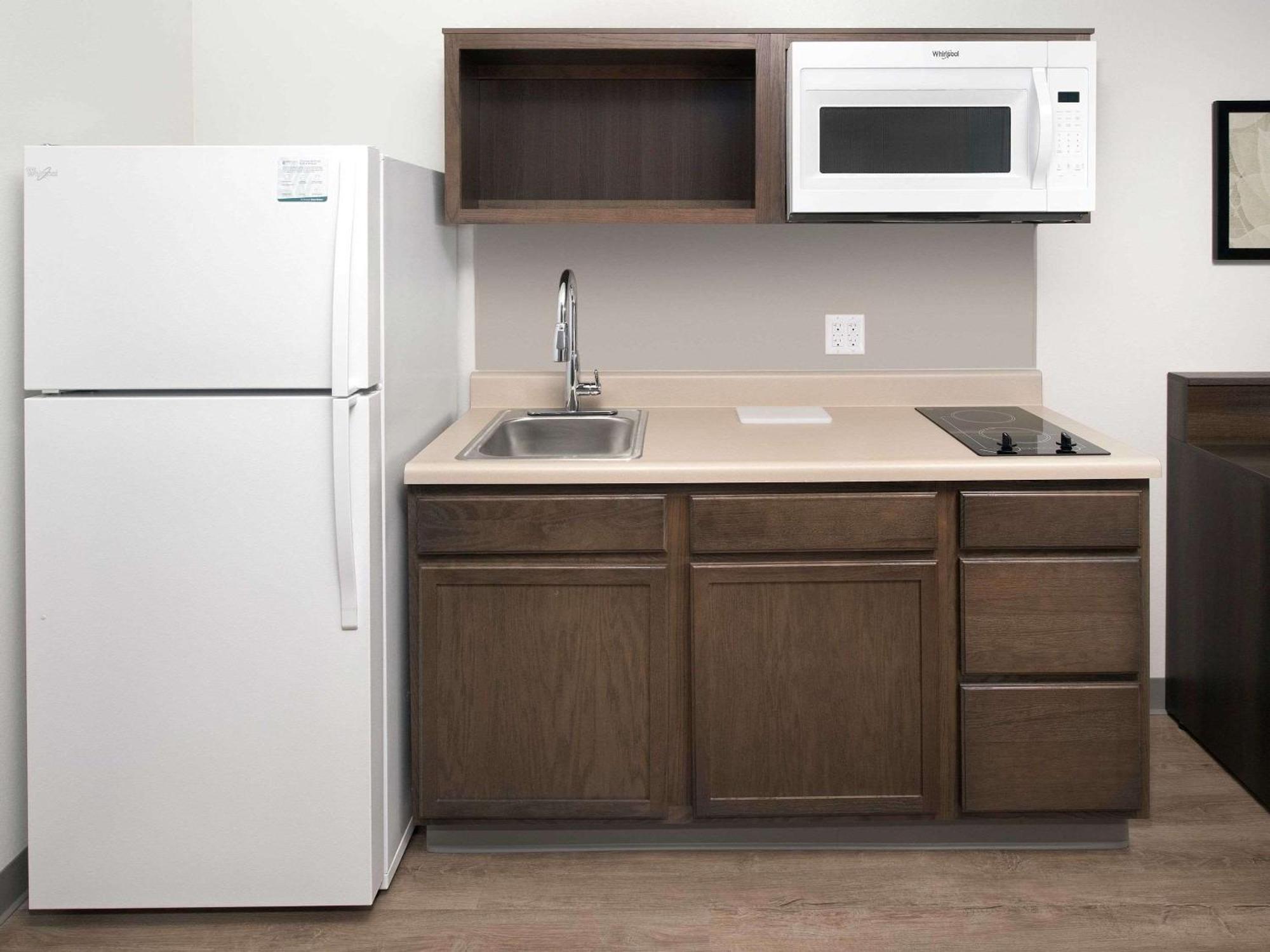 Suburban Studios Watford City 외부 사진