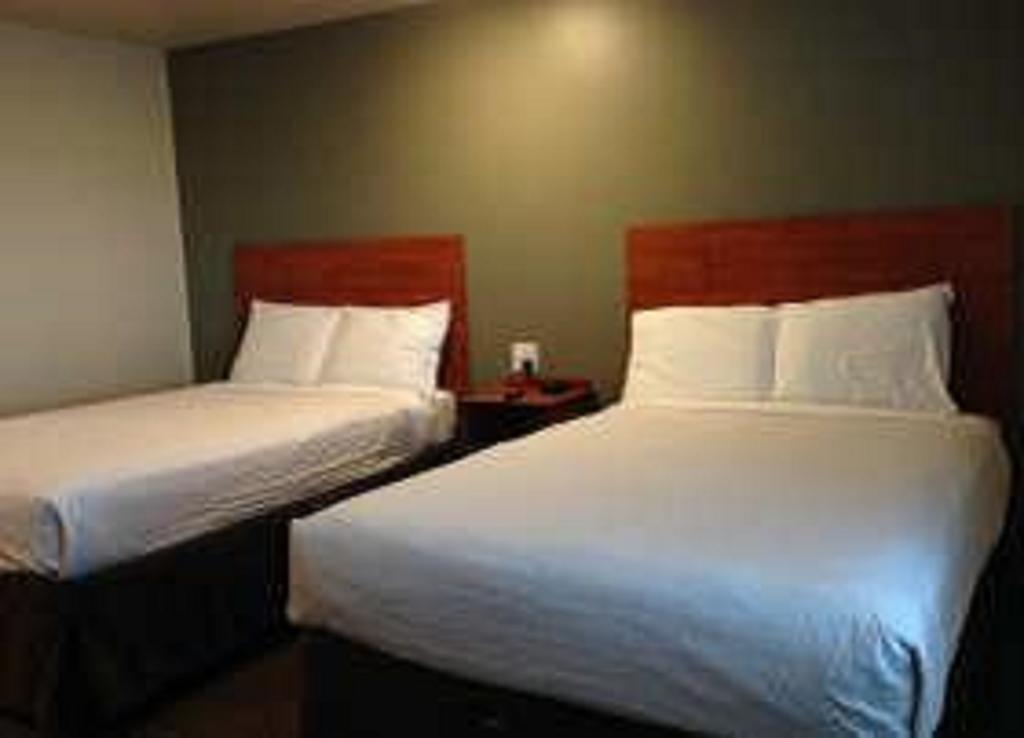 Suburban Studios Watford City 외부 사진