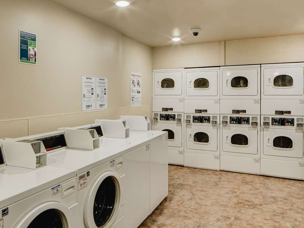 Suburban Studios Watford City 시설 사진