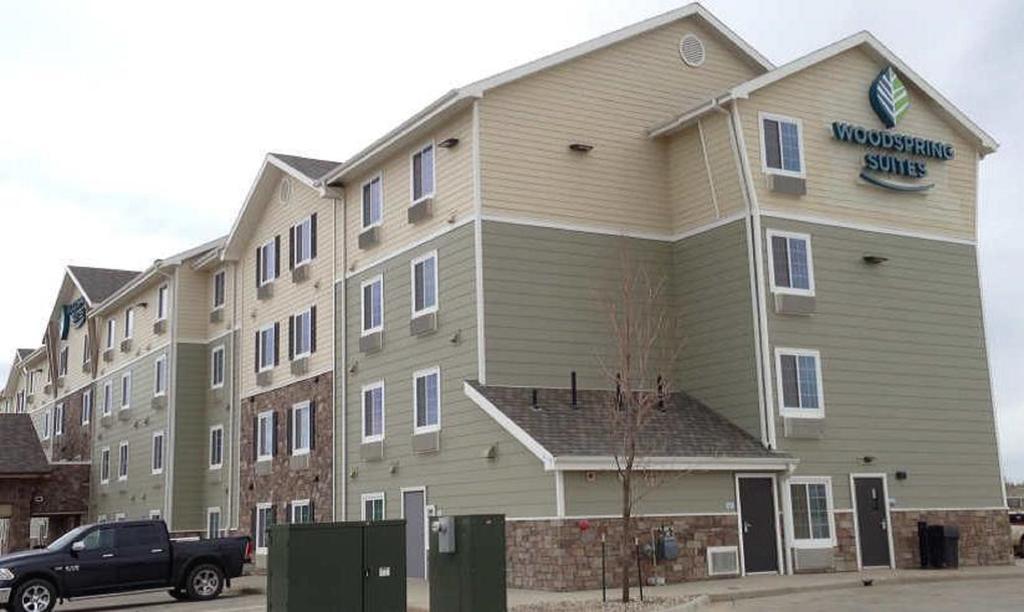 Suburban Studios Watford City 외부 사진